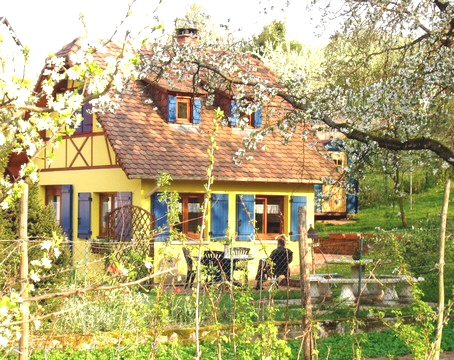 Le Gite en Alsace vu du jardin au printemps